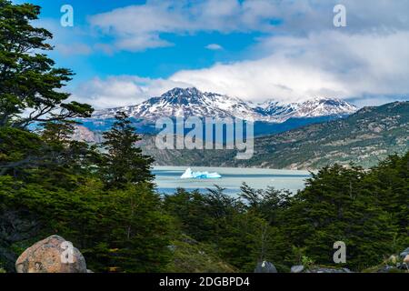 Blick auf den Eisberg, der im Lake Grey schwimmt Nationalpark Torres del Paine Stockfoto