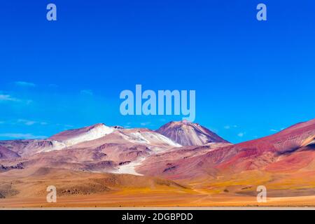 Blick auf den schönen Berg gegen den blauen Himmel in Salvador Dali Wüste Uyuni Stockfoto