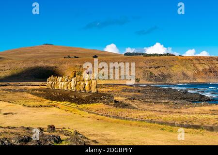 Blick auf das alte Moai von Ahu Tongariki und den Süden Pazifik auf der Osterinsel Stockfoto