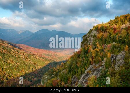 Panoramasicht auf Bäume auf den Bergen, große Reichweite, Riesengebirge, Adirondack Mountains State Park, New York State, USA Stockfoto