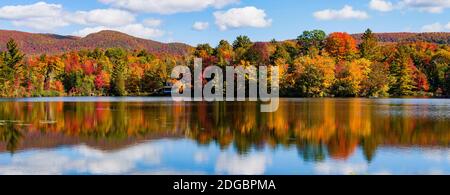 Spiegelung von Herbstbäumen auf dem Wasser, Sally's Pond, West Bolton, Quebec, Kanada Stockfoto