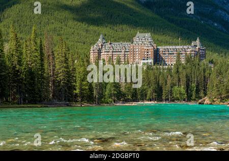 Banff Springs Hotel am Bow River im Banff National Park, Alberta, Kanada Stockfoto