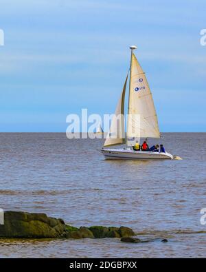 Segelboot am Fluss, Montevideo, Uruguay Stockfoto