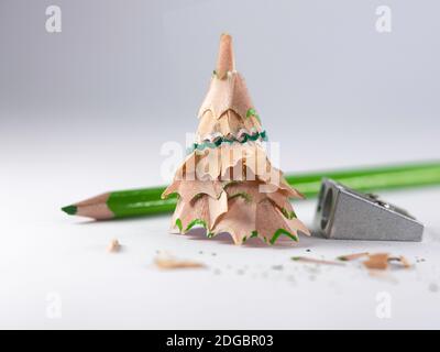 Konzeptioneller Weihnachtsbaum vor weißem Hintergrund Stockfoto