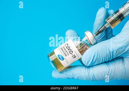 Izmir, Türkei - November 18 2020: Coronavirus-Impfstoff-Konzept und Hintergrund. Neuer Impfstoff pfizer und biontech isoliert auf blauem Hintergrund. Covid-19, 2 Stockfoto