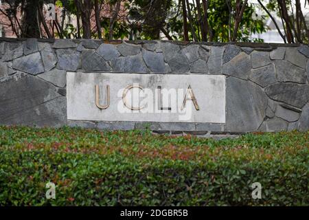 Schilder liest "UCLA" nahe Campus am Dienstag, 8. Dezember 2020, in Los Angeles. (Dylan Stewart/Image of Sport) Stockfoto