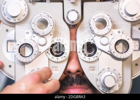 Patient in der modernen Augenklinik, der die Augen überprüft. Stockfoto