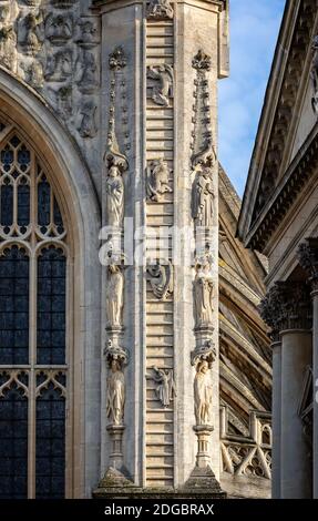 Nahaufnahme der Steinschnitzerei von Engeln, die am 8. Dezember 2020 an der Westfront der Bath Abbey in Bath, Somerset, Großbritannien, eine Leiter erklimmen Stockfoto