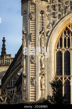 Nahaufnahme der Steinschnitzerei von Engeln, die am 8. Dezember 2020 an der Westfront der Bath Abbey in Bath, Somerset, Großbritannien, eine Leiter erklimmen Stockfoto