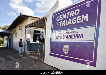 Lages (SC), 08/12/2020 - Hospitalis / Coronavírus - Movimentação de pessoas em frente ao Centro de Triagem Tito Bianchini na cidade de Lages em Santa C. Stockfoto