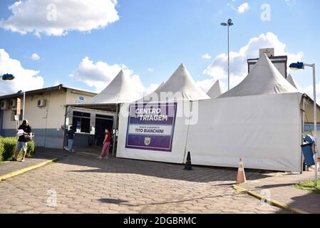 Lages (SC), 08/12/2020 - Hospitalis / Coronavírus - Movimentação de pessoas em frente ao Centro de Triagem Tito Bianchini na cidade de Lages em Santa C. Stockfoto