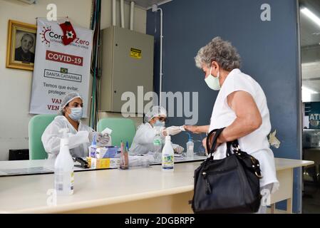 Lages (SC), 08/12/2020 - Hospitalis / Coronavírus - Movimentação de pessoas em frente ao Centro de Triagem Tito Bianchini na cidade de Lages em Santa C. Stockfoto