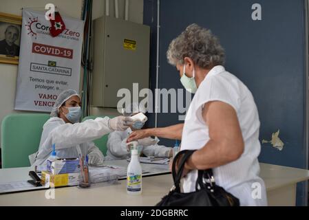 Lages (SC), 08/12/2020 - Hospitalis / Coronavírus - Movimentação de pessoas em frente ao Centro de Triagem Tito Bianchini na cidade de Lages em Santa C. Stockfoto