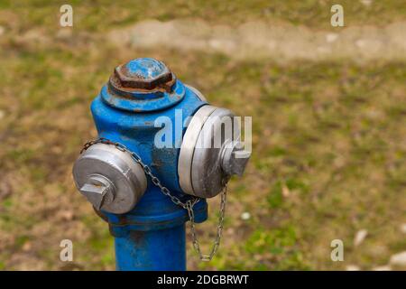 Alte Eisen blau Hydrant traditionellen steht auf dem Hintergrund Des Rasens Stockfoto