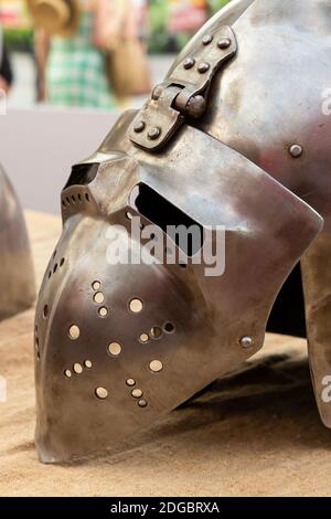 Alter Eisenhelm eines mittelalterlichen Kriegers Teil der Munition, Kopfschutz Stockfoto