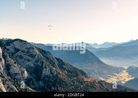 Gleitschirmfliegen über Berggipfel, Altaussee, Liezen, Steiermark, Österreich Stockfoto