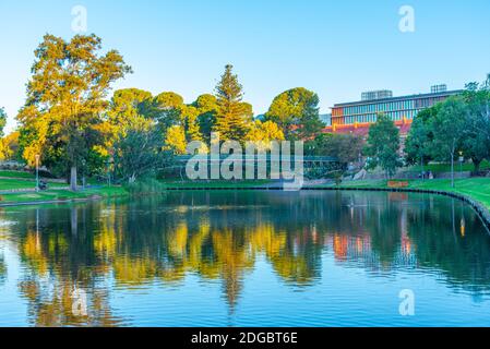 Parken Sie am Torrens River in Adelaide, Australien Stockfoto