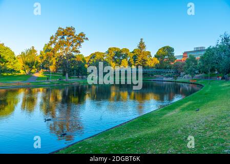 Parken Sie am Torrens River in Adelaide, Australien Stockfoto