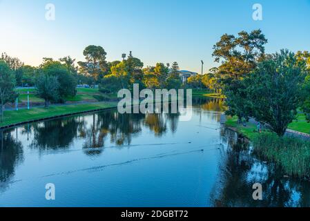 Parken Sie am Torrens River in Adelaide, Australien Stockfoto