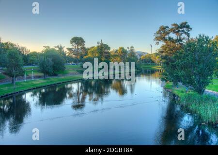 Parken Sie am Torrens River in Adelaide, Australien Stockfoto