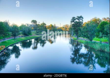 Parken Sie am Torrens River in Adelaide, Australien Stockfoto