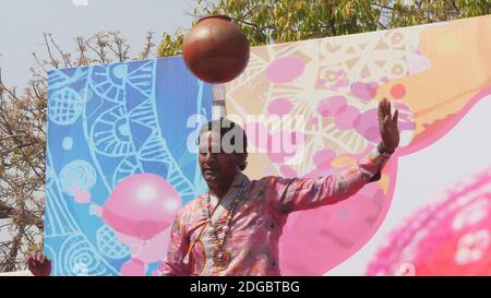 JAIPUR, INDIEN - 21. MÄRZ 2019: Ein männlicher indischer Tänzer balanciert ein Glas auf seinem Kopf bei einer holi-Party in jaipur, indien Stockfoto