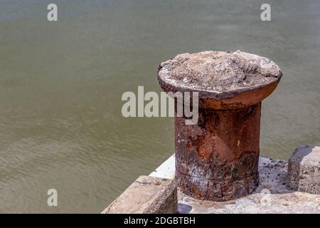 Eisen alten Poller zum Schmieden von Booten auf dem Hintergrund Der Fluss Stockfoto