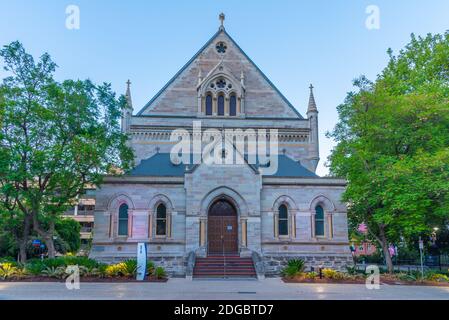 Blick auf den Sonnenuntergang in der beleuchteten Elder Hall der University of Adelaide, Australien Stockfoto