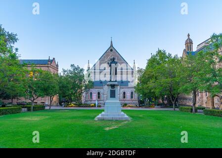 Blick auf den Sonnenuntergang in der beleuchteten Elder Hall der University of Adelaide, Australien Stockfoto