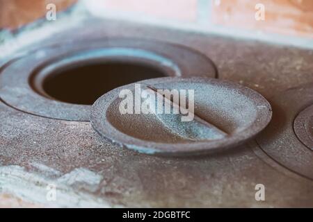 Metallplatte Ofenelement Ziegel Nahaufnahme alten rostigen Loch Nahaufnahme Stockfoto