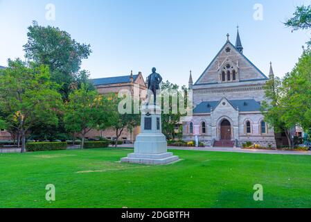 Blick auf den Sonnenuntergang in der beleuchteten Elder Hall der University of Adelaide, Australien Stockfoto