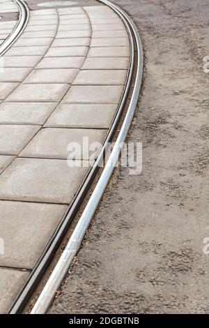 Die Straßenbahn fährt in die Ferne, ein Eisengläfer vor dem Hintergrund der Fliese Stockfoto