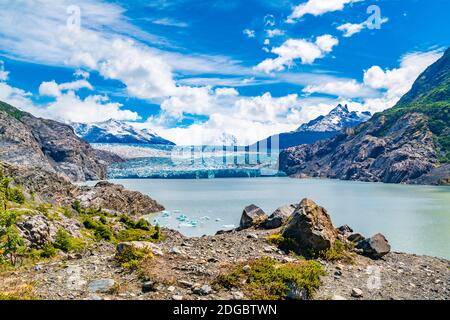 Blick auf den Grey Glacier mit Eisberg, der in Grey Lake schwimmt Im Torres del Paine Nationalpark in Souther Stockfoto