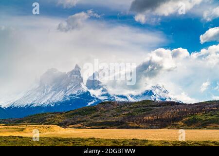 Landschaft mit schneebedeckten Cuernos Del Paine Berg bei Torres Del Paine Nationalpark im Süden Stockfoto