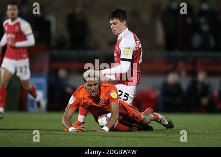 Cheltenham, Großbritannien. Dezember 2020. Tom Chamberlain aus Cheltenham Town und Haji Mnoga aus Portsmouth während des EFL Trophy-Spiels zwischen Cheltenham Town und Portsmouth am 8. Dezember 2020 im Jonny-Rocks Stadium, Cheltenham, England. Foto von Dave Peters/Prime Media Images. Kredit: Prime Media Images/Alamy Live Nachrichten Stockfoto