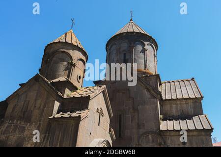 Die Außenansicht des oberen Teils von Surp Grigor & Katoghike Kirchen im mittelalterlichen Kecharis (11. Jahrhundert) Klosteranlage in Armenien Stockfoto