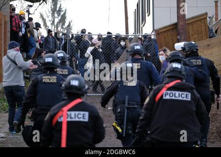 Portland, USA. Dezember 2020. Die Polizei geht am 8. Dezember 2020 auf Demonstranten hinter dem Roten Haus in der Mississippi Straße in Portland, Oregon, vor, als sie versuchen, Bewohner aus dem Grundstück zu vertreiben. Aktivisten zelteten seit September vor dem Haus in der Hoffnung, die dort lebende Familie der Schwarzen und Indigenen zu erhalten, nachdem ein Richter des Landkreises Multnomah die Räumung genehmigt hatte. (Foto: Alex Milan Tracy/Sipa USA) Quelle: SIPA USA/Alamy Live News Stockfoto