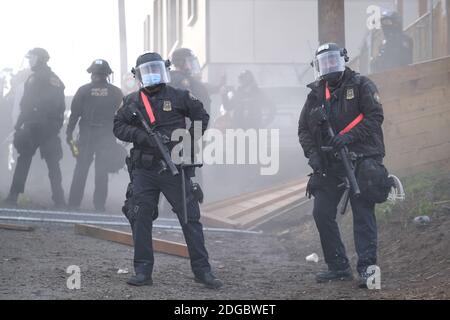 Portland, USA. Dezember 2020. Die Polizei überwacht die Szene, nachdem sie am 8. Dezember 2020 von Demonstranten, die die Räumung des Roten Hauses in der Mississippi Street in Portland, Oregon, stoppen wollten, mit einem Feuerlöscher überdeckt wurde. Aktivisten zelteten seit September vor dem Haus in der Hoffnung, die dort lebende Familie der Schwarzen und Indigenen zu erhalten, nachdem ein Richter des Landkreises Multnomah die Räumung genehmigt hatte. (Foto: Alex Milan Tracy/Sipa USA) Quelle: SIPA USA/Alamy Live News Stockfoto