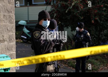 Portland, USA. Dezember 2020. Polizeibeamte und Rapid Response-Mitglieder sichern und räumen am 8. Dezember 2020 den Bereich um das Rote Haus in der Mississippi Street in Portland, Oregon, während eines Versuchs, das Grundstück zu vertreiben. Aktivisten zelteten seit September vor dem Haus in der Hoffnung, die dort lebende Familie der Schwarzen und Indigenen zu erhalten, nachdem ein Richter des Landkreises Multnomah die Räumung genehmigt hatte. (Foto: Alex Milan Tracy/Sipa USA) Quelle: SIPA USA/Alamy Live News Stockfoto