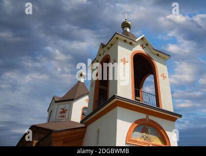 Christliche Kirchenarchitektur aus der Nähe mit Wandmalereien Stockfoto