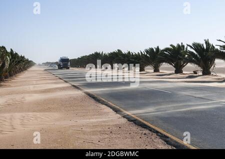 Sandsturm auf der Trans-Kalahari Autobahn zwischen Walvis Bay und Swakopmund, Namibia, Afrika. Stockfoto