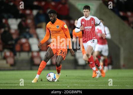 Cheltenham, Großbritannien. Dezember 2020. Jordy Hiwula-Mayifuila aus Portsmouth beim EFL Trophy Spiel zwischen Cheltenham Town und Portsmouth am 8. Dezember 2020 im Jonny-Rocks Stadium, Cheltenham, England. Foto von Dave Peters/Prime Media Images. Kredit: Prime Media Images/Alamy Live Nachrichten Stockfoto