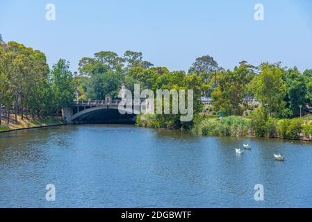 Parken Sie am Torrens River in Adelaide, Australien Stockfoto