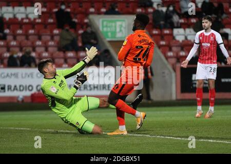 Cheltenham, Großbritannien. Dezember 2020. Jordy Hiwula-Mayifuila aus Portsmouth schlägt Scott Flinders aus Cheltenham Town, um beim EFL Trophy-Spiel zwischen Cheltenham Town und Portsmouth am 8. Dezember 2020 im Jonny-Rocks Stadium, Cheltenham, England, zu Punkten. Foto von Dave Peters/Prime Media Images. Kredit: Prime Media Images/Alamy Live Nachrichten Stockfoto