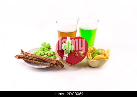 Feier Geschenk in Form von Herz zwei Gläser von Bier Lager grün mit Vorspeisen Würstchen Chip Stockfoto