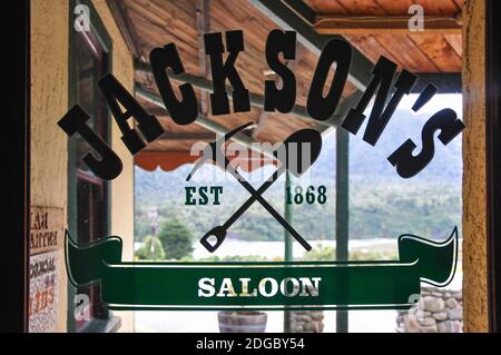 Salon mit Bar, historische Jacksons Taverne, State Highway 73, Jacksons, West Coast, Südinsel, Neuseeland Stockfoto