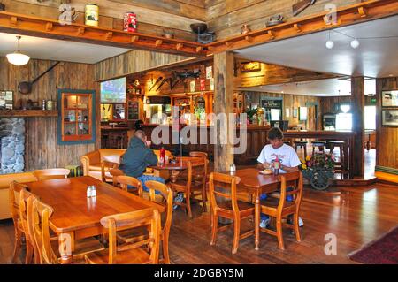 Salon mit Bar, historische Jacksons Taverne, State Highway 73, Jacksons, West Coast, Südinsel, Neuseeland Stockfoto