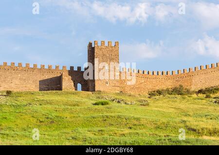 Krym Sudak Genueser Festung Ruinen des alten Steinturms Und ein Teil der Zinnen auf einem grünen Hügel Stockfoto