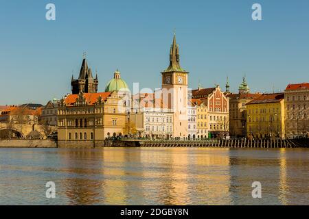 Prag Tschechische Republik alten Wasserturm mit einer historischen Uhr Teil der Stadt am Ufer des ri Stockfoto