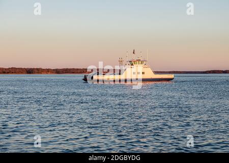 Spätnachtssonne auf der Shelter Island Ferry, Shelter Island, NY Stockfoto